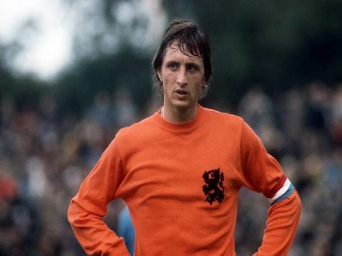 Johan-Cruyff-di-san-bat-diet-cung-bong-da-Ha-Lan